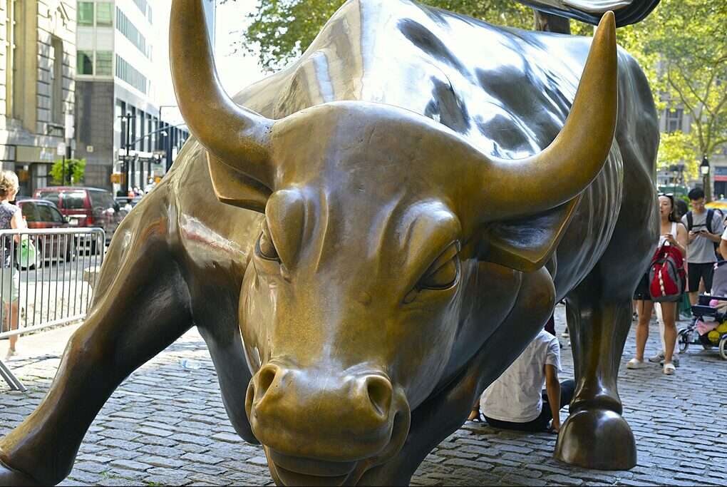 La statua del toro che campeggia davanti all'ingresso della Borsa di Wall Street