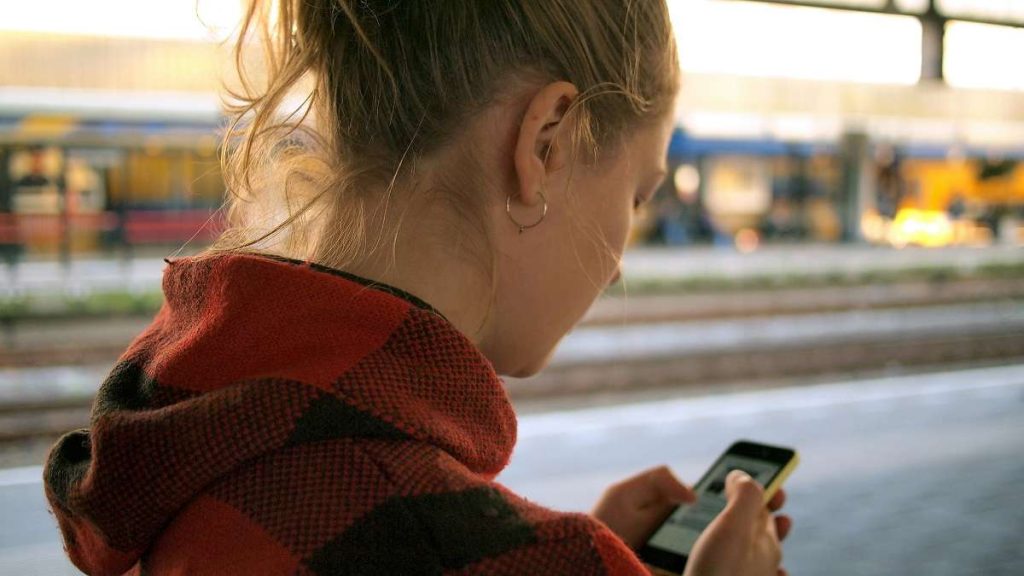 Una ragazza usa lo smartphone