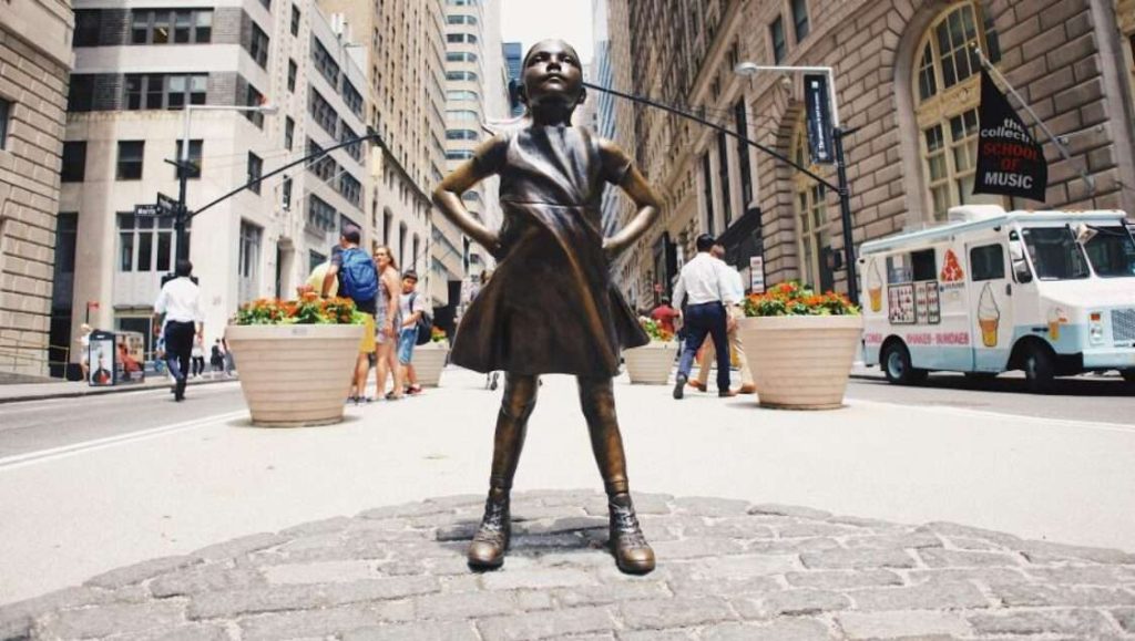 La statua di una bambina fa mostra di s&eacute; davanti a Wall Street, fronteggiando la statua del toro, simbolo della Borsa USA