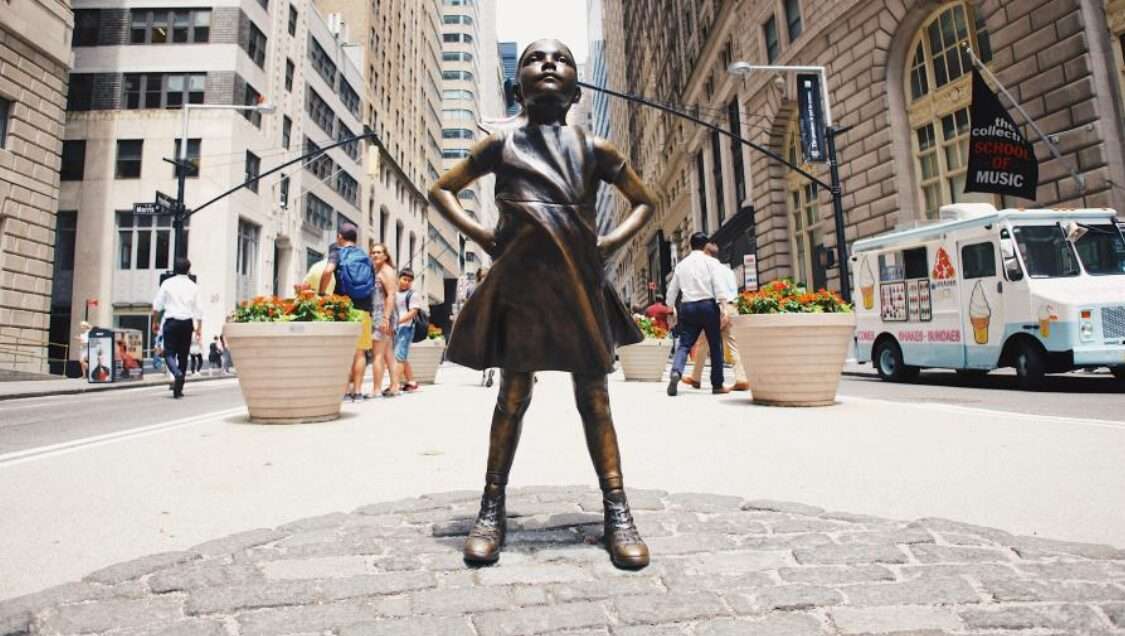 La statua di una bambina fa mostra di sé davanti a Wall Street, fronteggiando la statua del toro, simbolo della Borsa USA