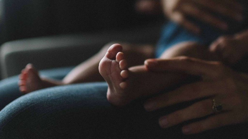 Una mamma con neonato che percepisce l'assegno di inclusione
