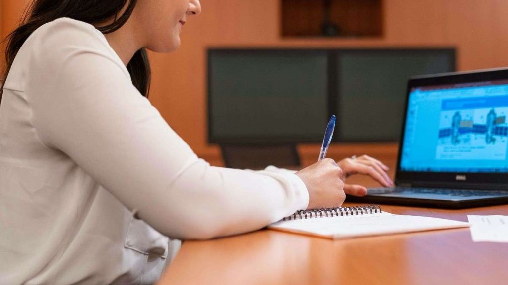 Una donna studia per lavorare con le intelligenze artificiali