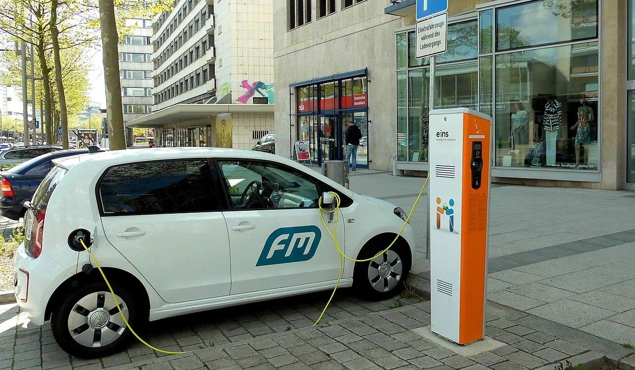 Auto elettriche: l'AI per sviluppare nuovi materiali per le batterie