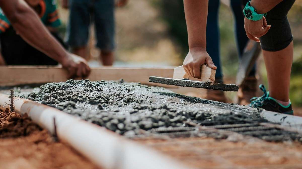 Operai al lavoro su un cantiere