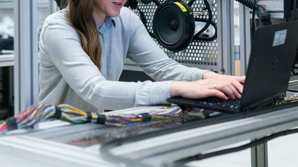 Una prompt engineer al lavoro
