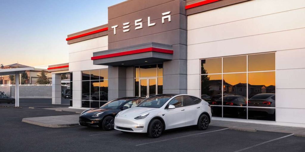 Automobili Tesla ferme davanti al rivenditore