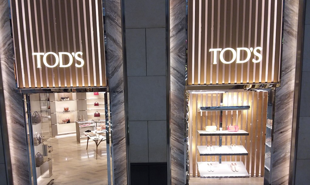 La doppia vetrina di una boutique di Tod's