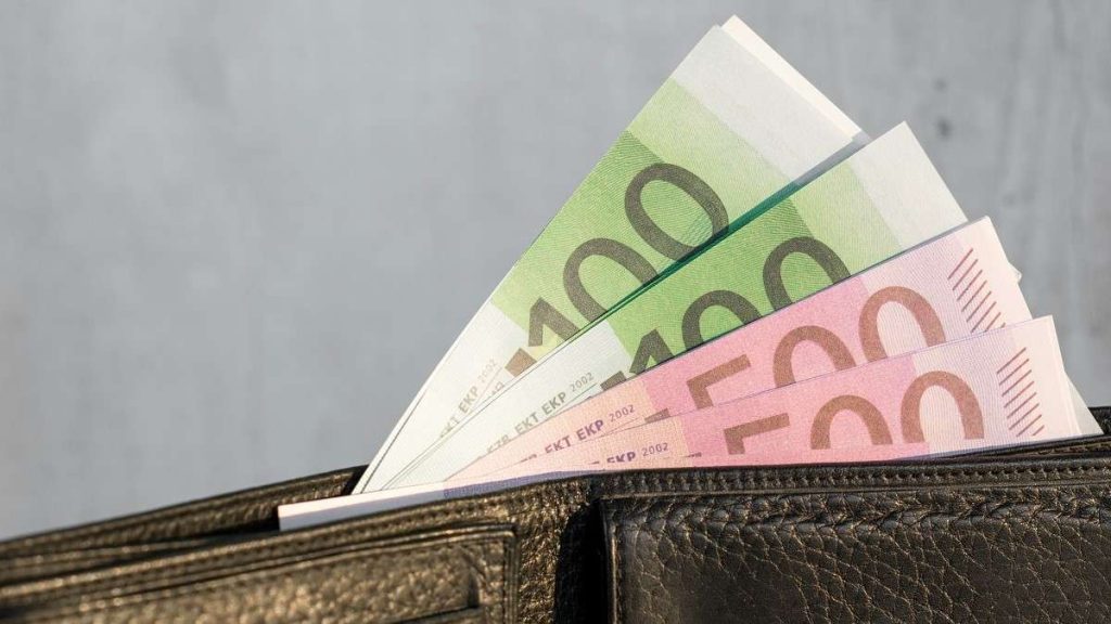 Un portafoglio con 100 e 50 euro