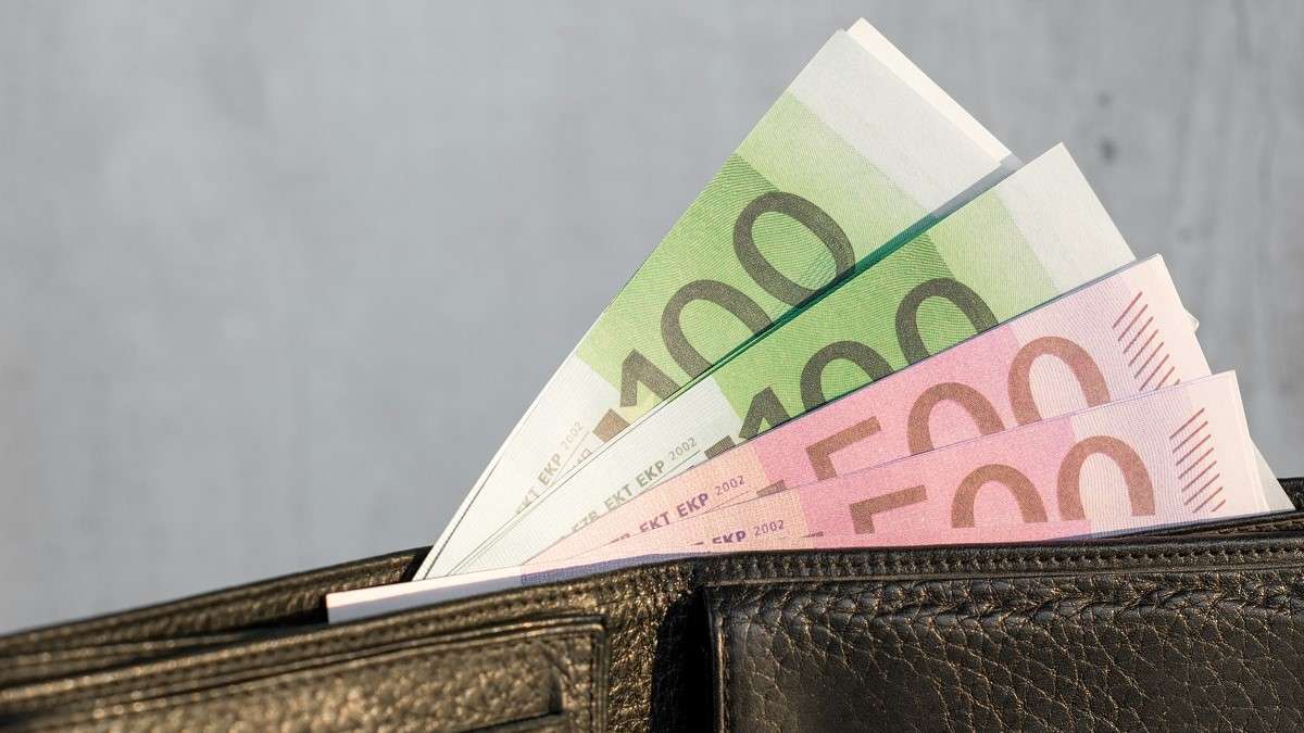 Un portafoglio con 100 e 50 euro