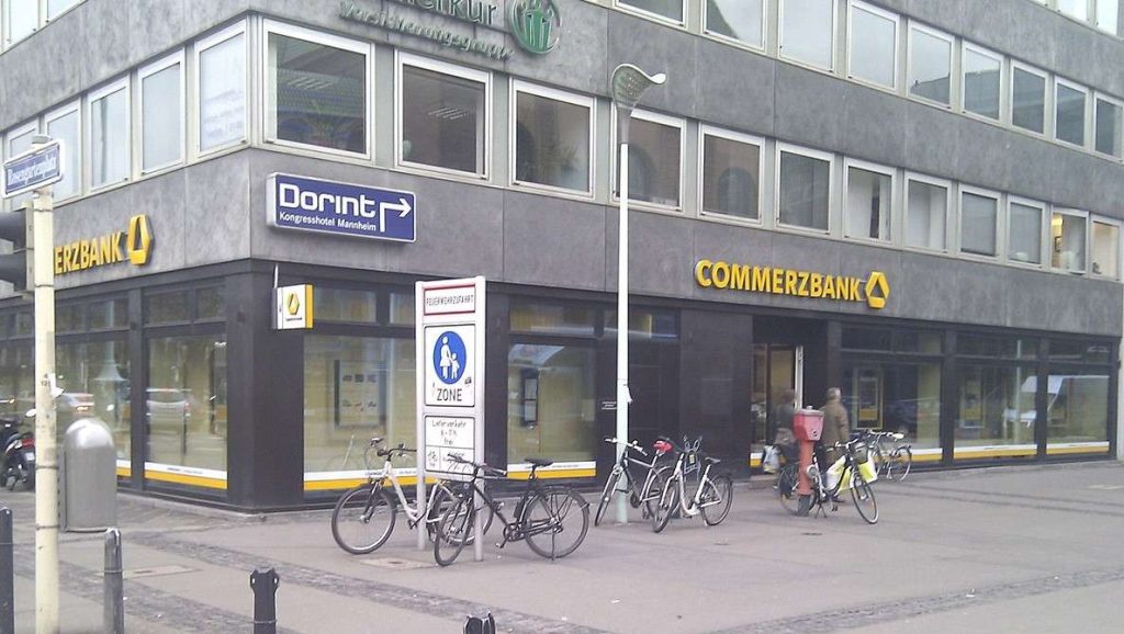 Commerzbank: utile 2023 più alto di 15 anni, dividendi e buyback a € 1 miliardo
