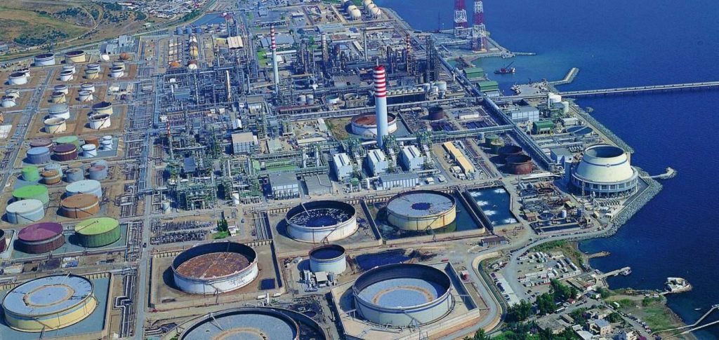 L'immagine mostra una fotografia scattata dall'alto di un impianto petrolifero di Saras