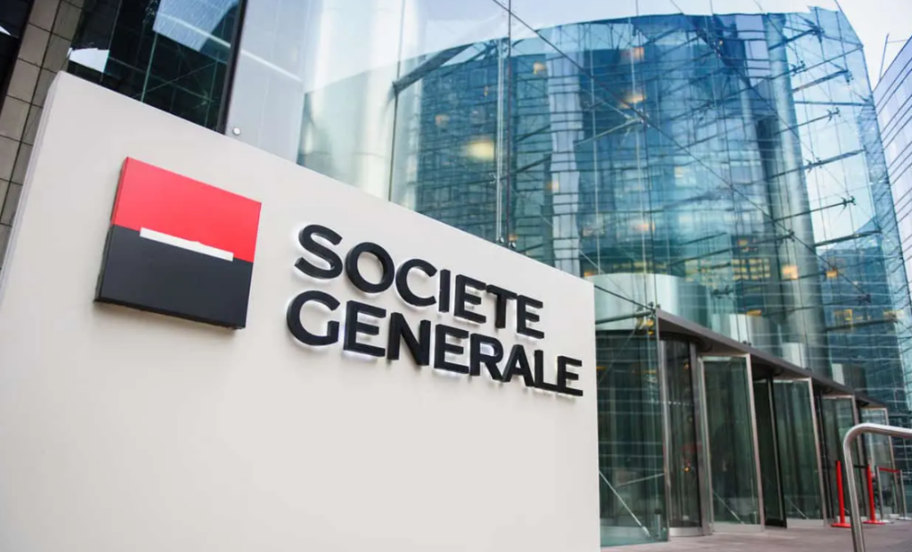 L'immagine mostra una sede di Société Générale con il logo della società all'esterno