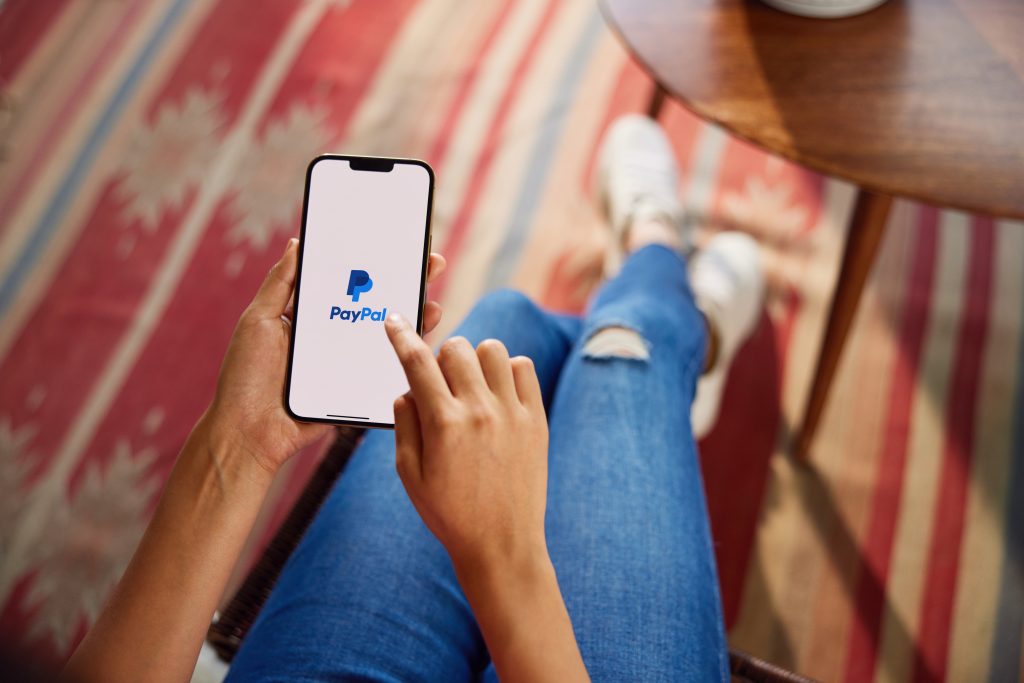 L'immagine mostra lo schermo di un telefonino con aperta l'applicazione di PayPal