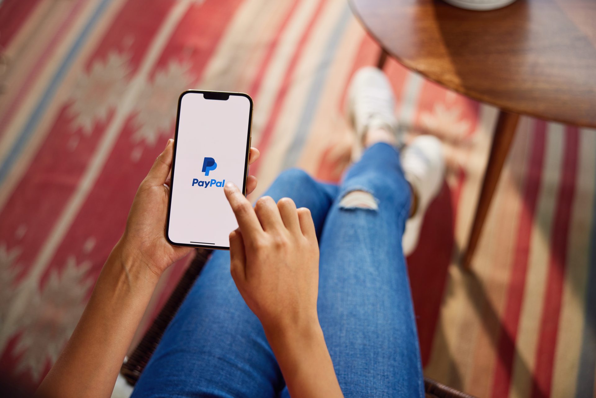 L'immagine mostra lo schermo di un telefonino con aperta l'applicazione di PayPal