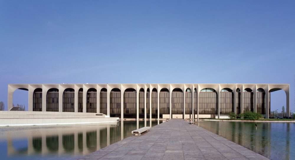 Nell'immagine, Palazzo Niemeyer con gli archi e il laghetto, sede della Mondadori a Milano