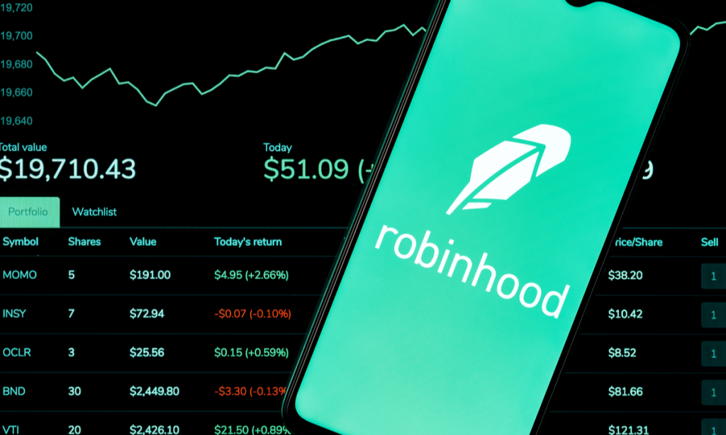 Uno smartphone con l'app di Robinhood poggiato su un piatto