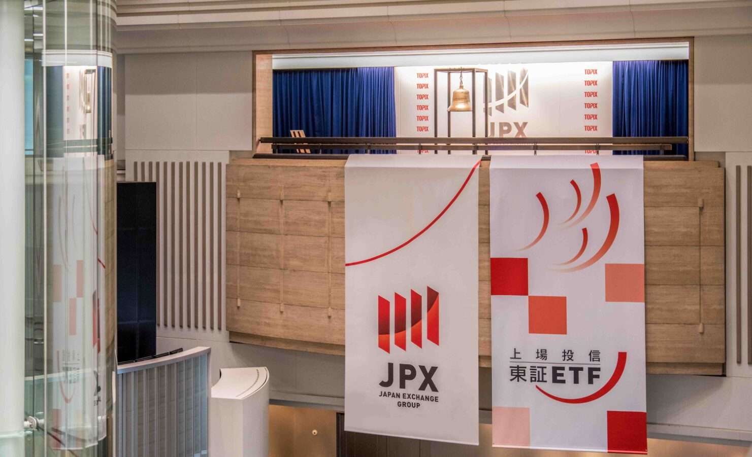 La campanella di inizio contrattazioni della Borsa di Tokyo, il cui indici principale è il Nikkei225