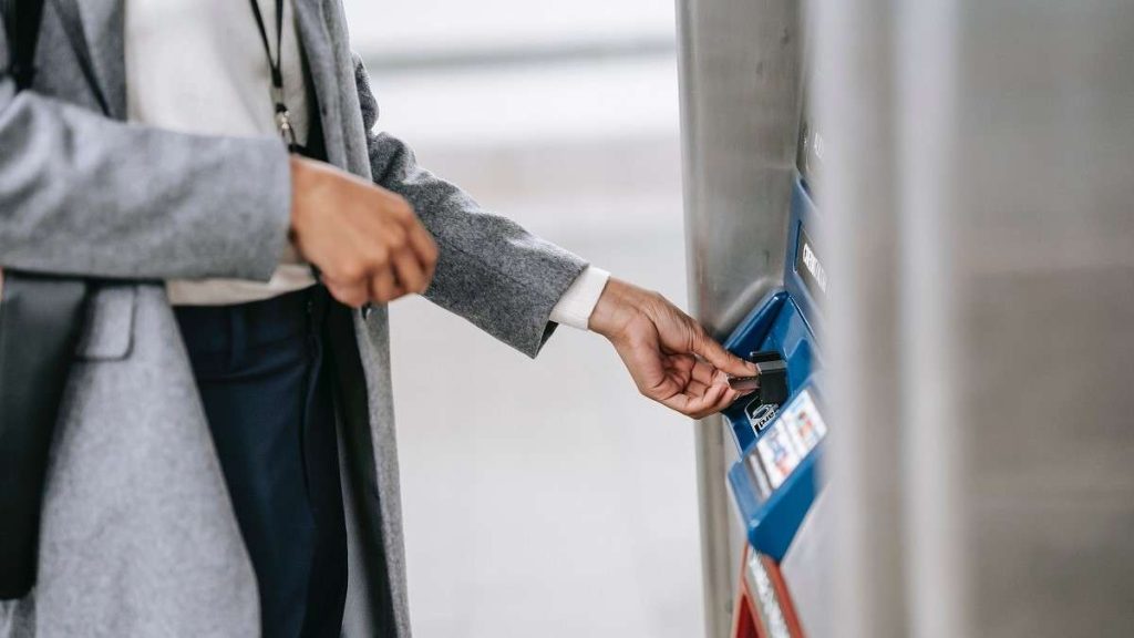 Una cliente di banca all'ATM