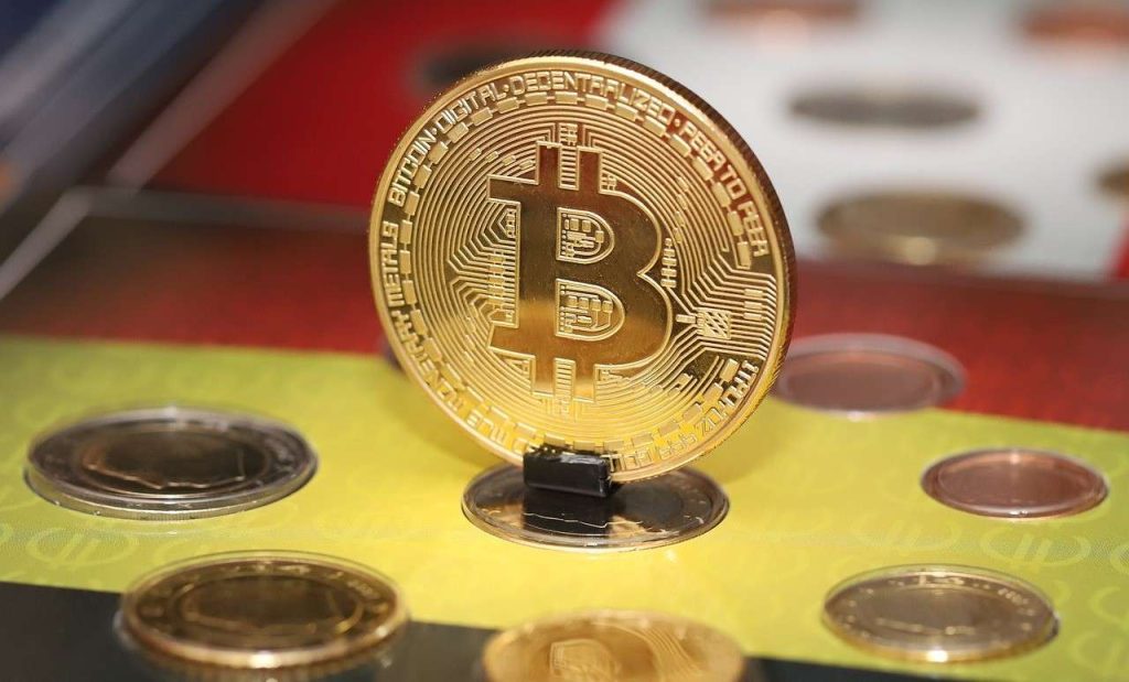 Bitcoin a 57.000 dollari, MicroStrategy incrementa gli acquisti