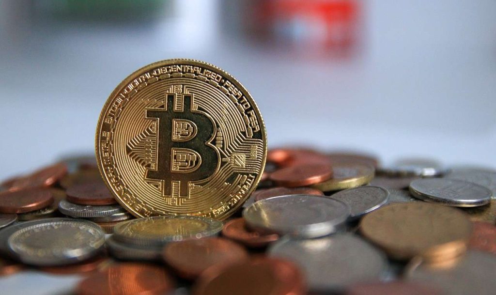 Bitcoin: le quotazioni si avvicinano a 64.000 dollari, flussi record negli ETF