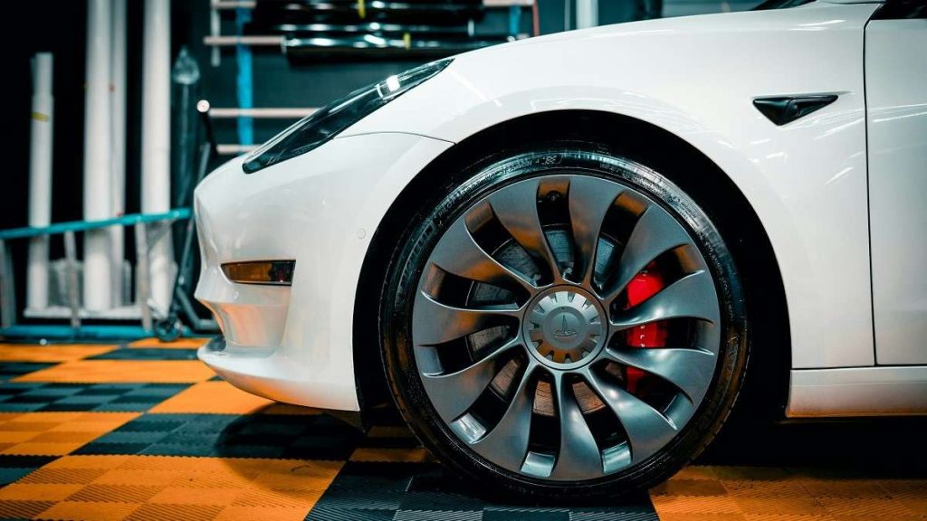Un'auto elettrica