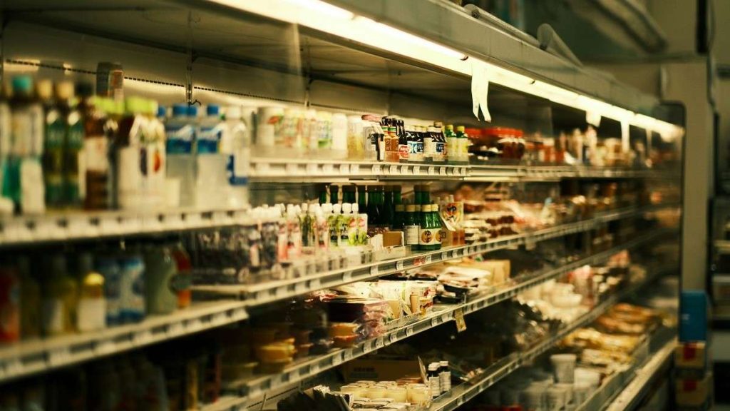Lo scaffale di un discount