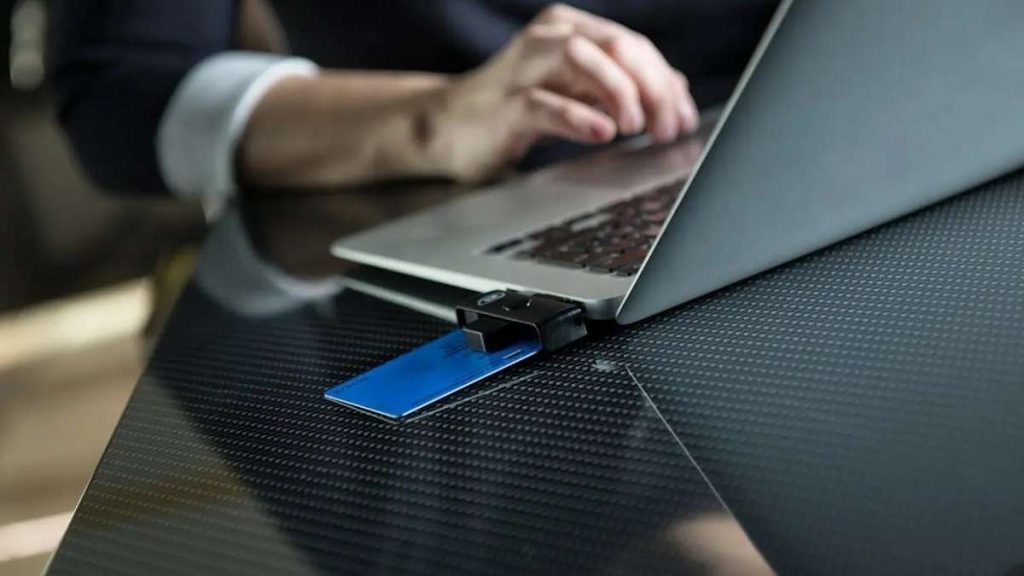 Un e-residente usa il kit della residenza digitale
