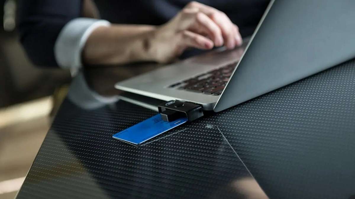 Un e-residente usa il kit della residenza digitale