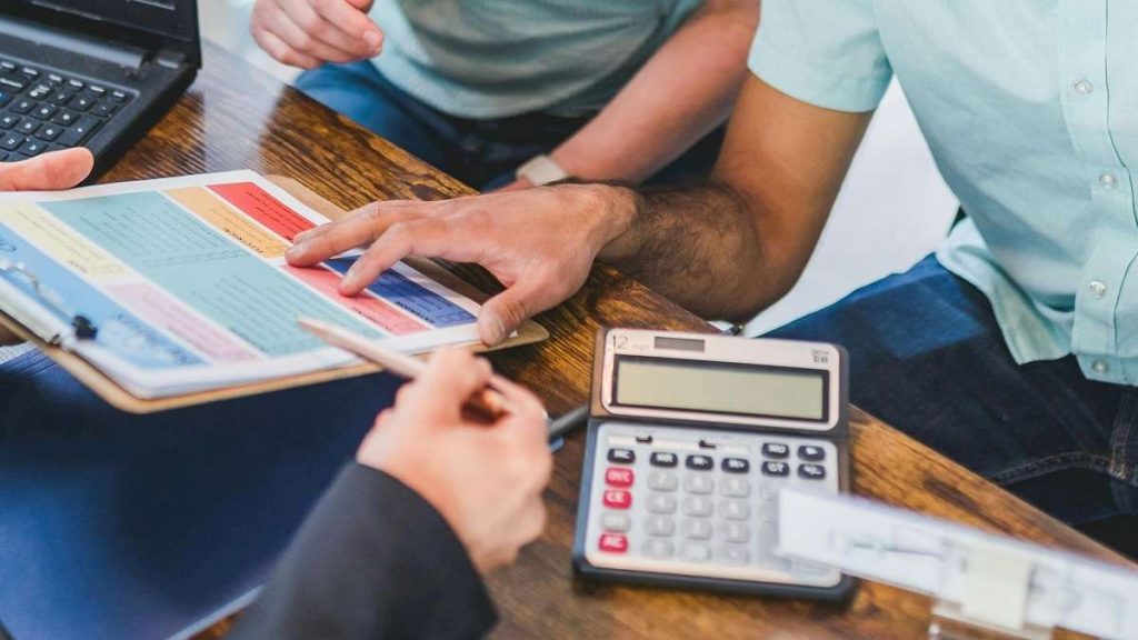Due risparmiatori investono in Buoni Risparmio sostenibile