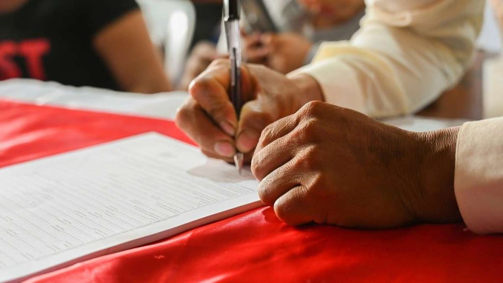 Una persona firma un contratto