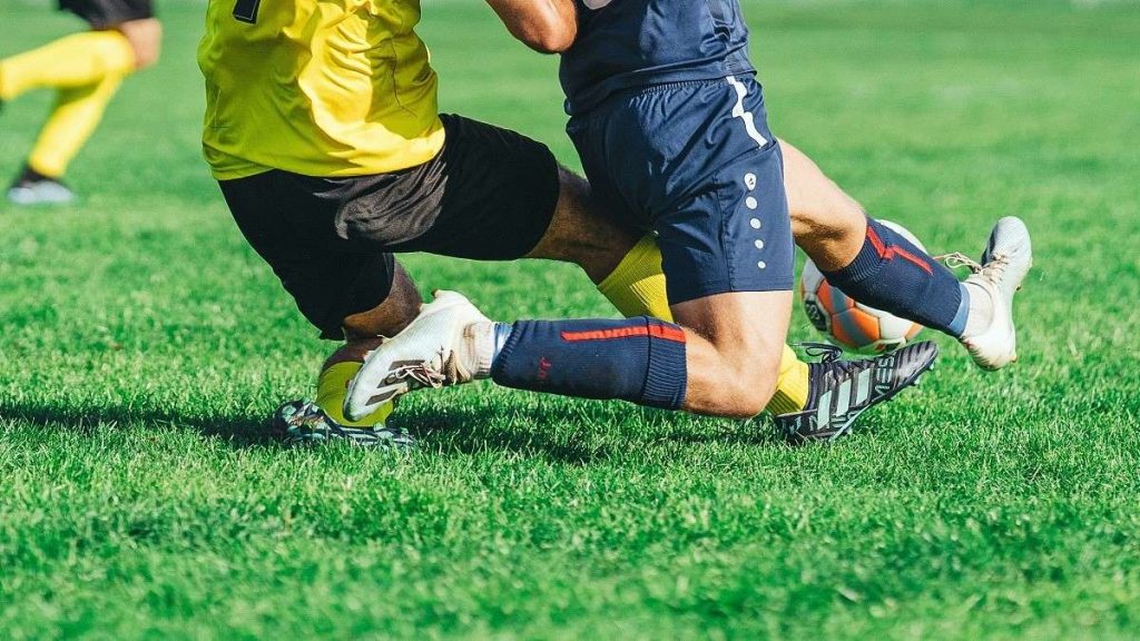 Uno scontro di gioco causa l'infortunio di un calciatore
