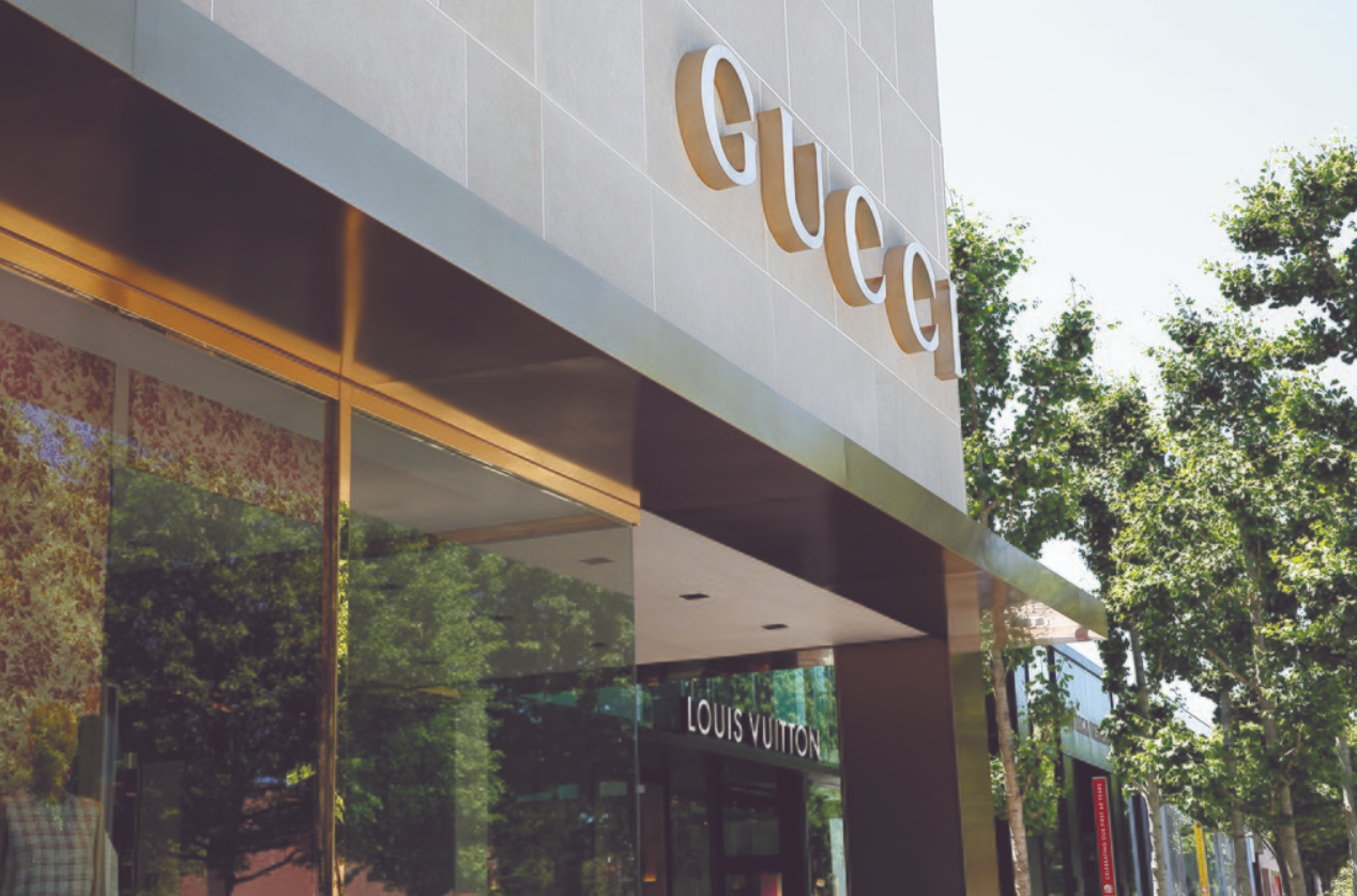 L'esterno di un negozio Gucci negli USA. Il marchio è controllato da Kering
