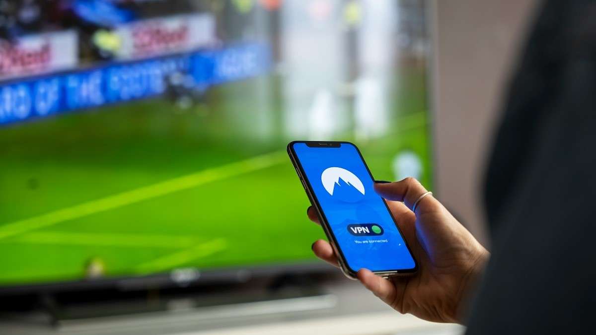 Una donna usa una VPN per vedere una partita di calcio