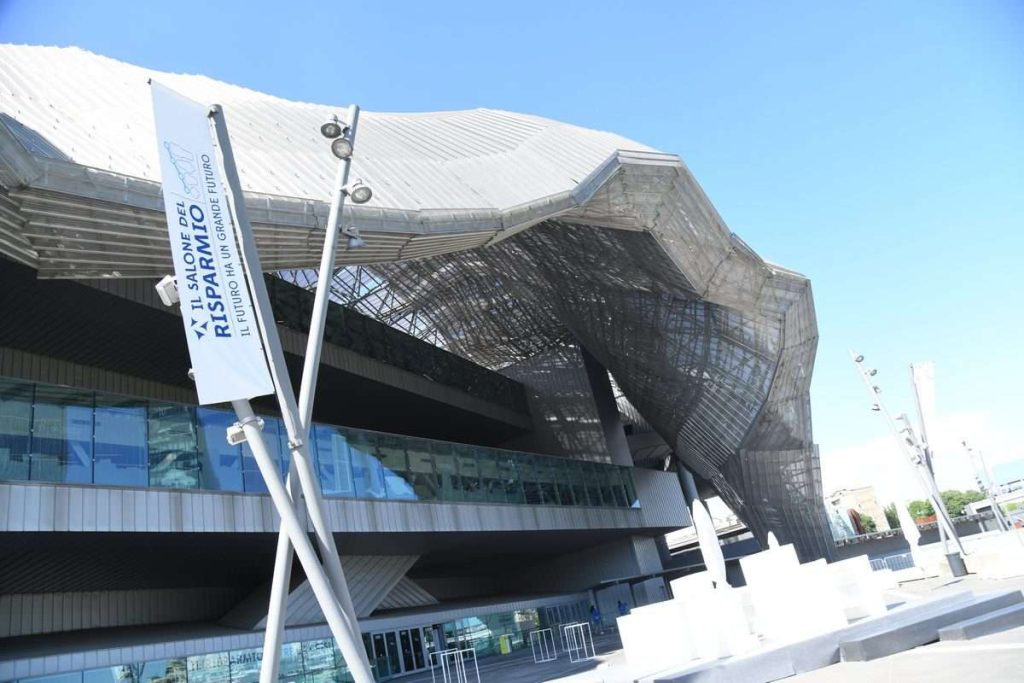 Un'immagine dell'esterno del centro congressi MiCo a Milano con l'onda di acciaio del tetto