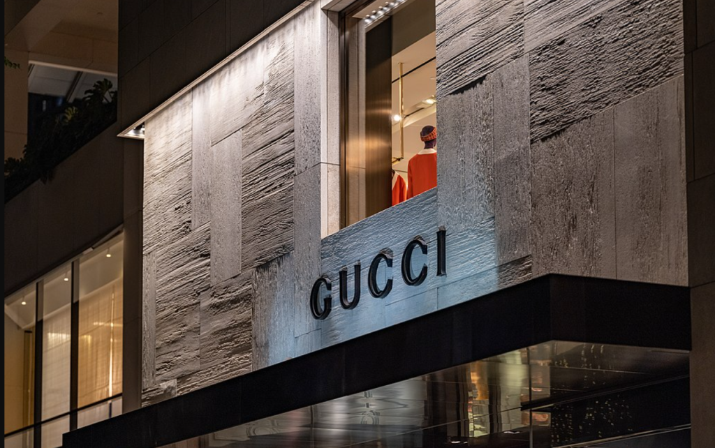 L'immagine mostra un negozio di Gucci nelle Hawai.