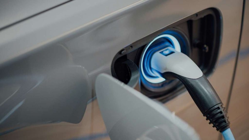 Un'auto elettrica in carica
