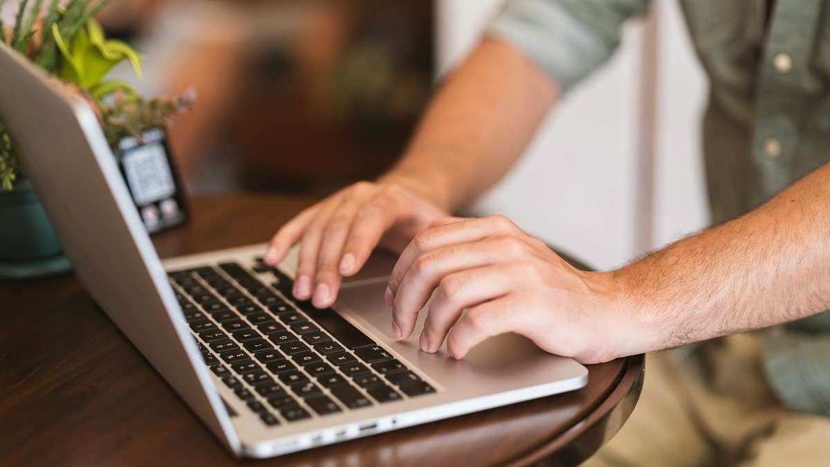 Un lavoratore controlla il suo contratto di lavoro online