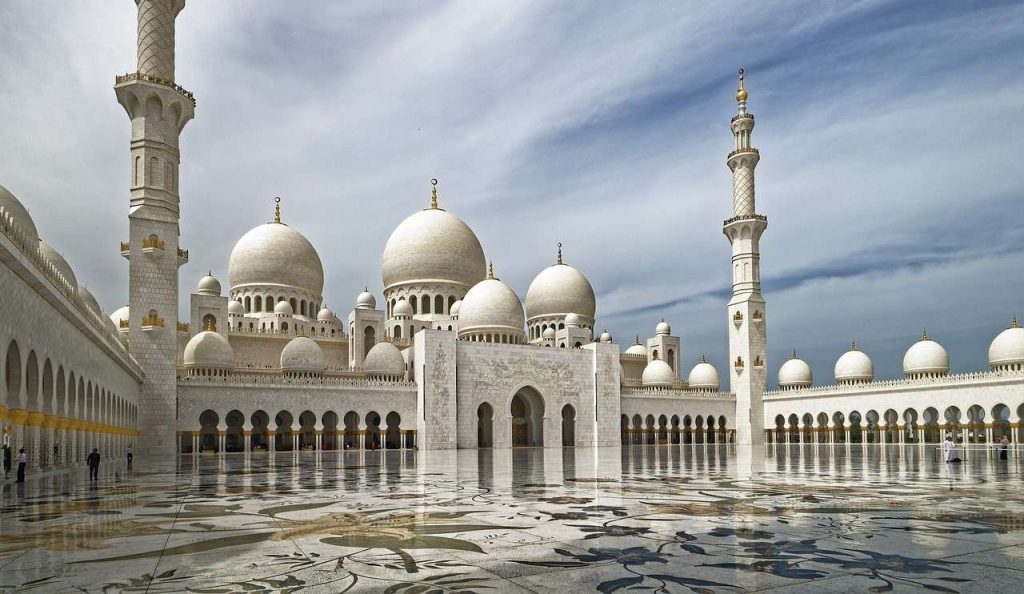 Intelligenza artificiale: Abu Dhabi potrebbe investire in OpenAI