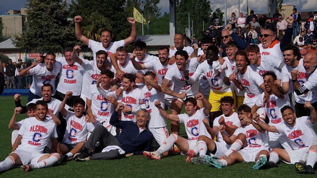 Marcello Montini tra i calciatori dell'Alcione Milano