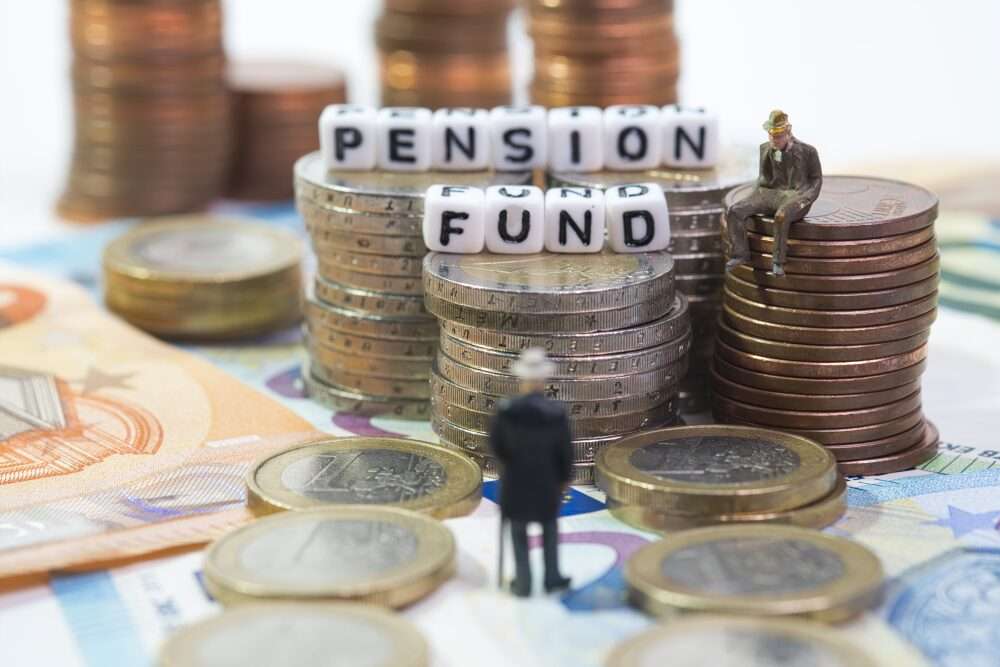 Nell'immagine le miniature di due anziani in mezzo a pile di monete e una scritta: "Fondo pensione"