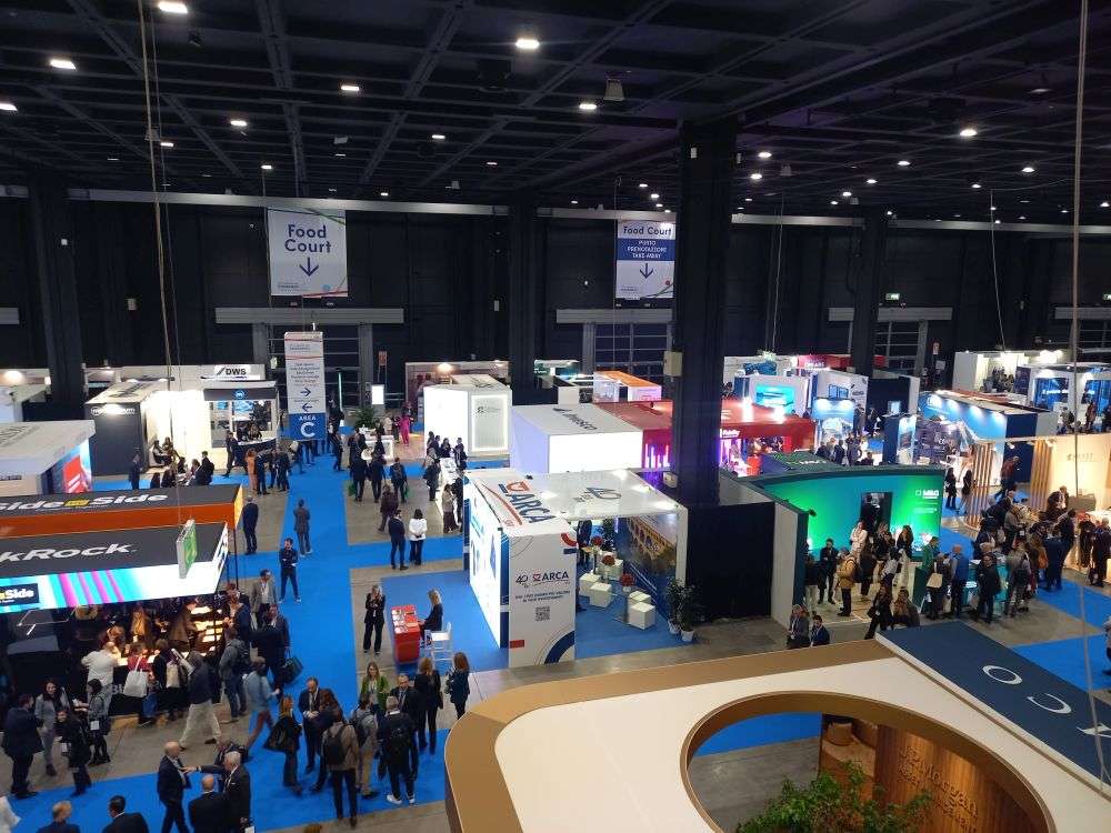 Un'immagine scattata all'interno del Salone del Risparmio 2024 con gli stand dei partecipanti