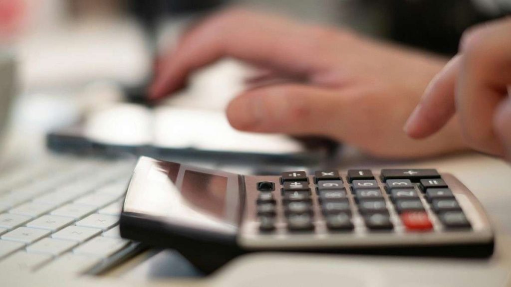 Un lavoratore fa il calcolo della pensione