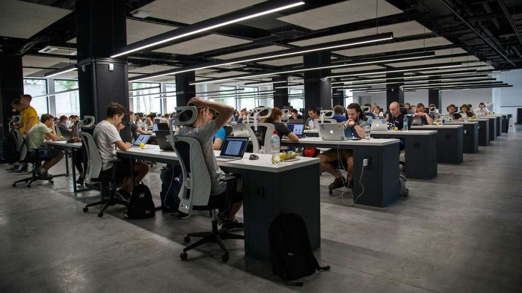 Dipendenti al lavoro al computer in azienda