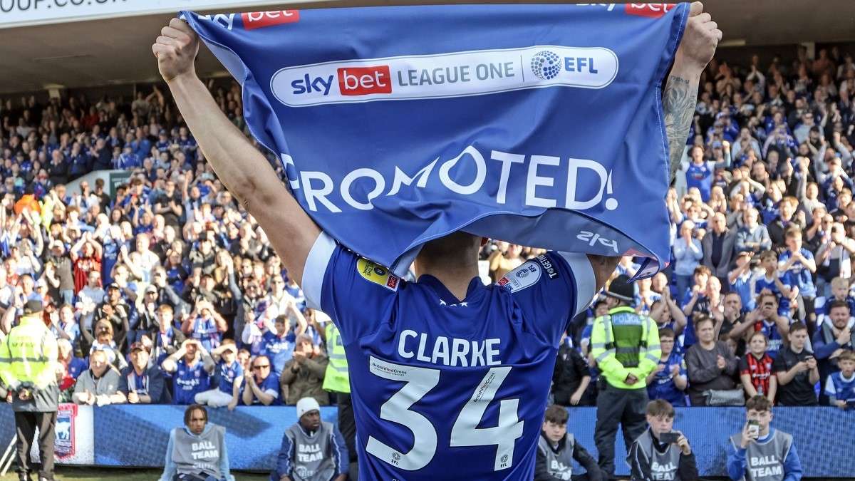 Clarke dell'Ipswich Town esulta sotto la curva