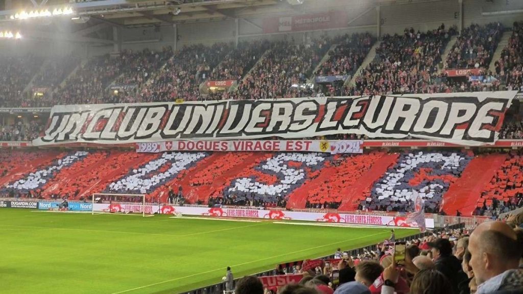 La curva dello stadio Pierre Mauroy del Lille