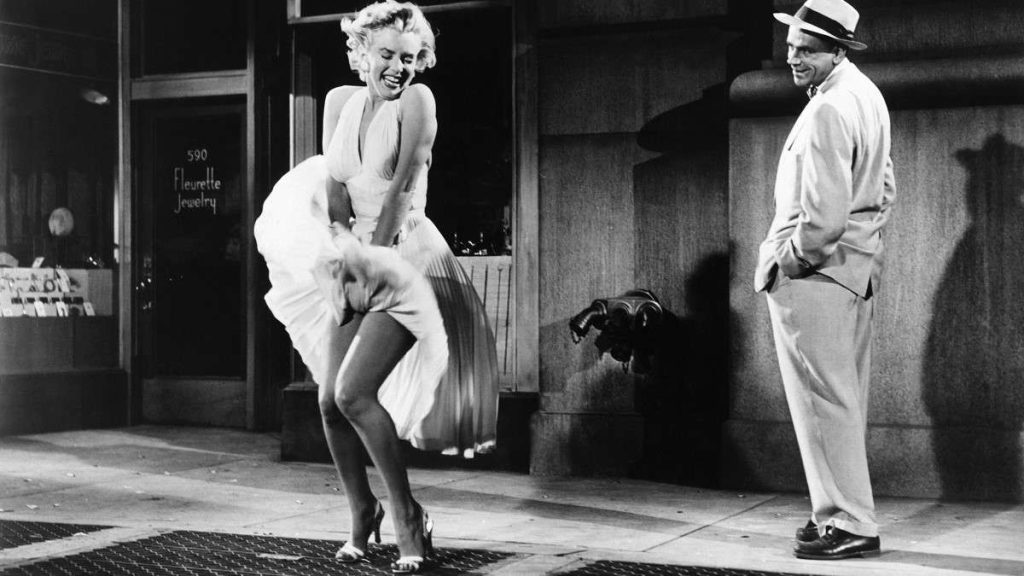 Marilyn Monroe e Tom Ewell in una scena del film Quando la moglie è in vacanza