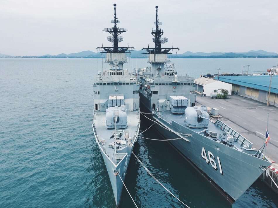 Nell'immagine, due navi da guerra all'ormeggio in un porto