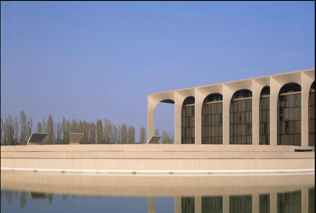 Un'immagine dell'esterno di Palazzo Nyemeyer a Segrate, dove ha sede la Mondadori