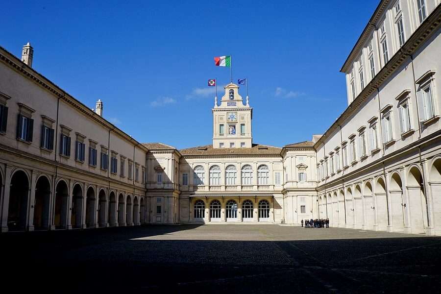 Nell'immagine, il cortile interno del Palazzo del Quirinale a Roma, sede del Presidente della Repubblica. Sul torrino spiccano le tre bandiere italiana, europa e del Presidente.