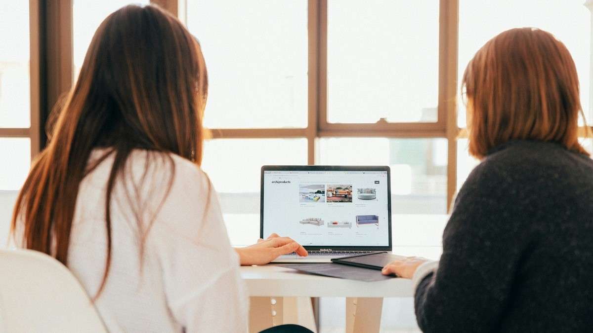 Una addetta allo sviluppo commerciale illustra prodotti ad una potenziale cliente